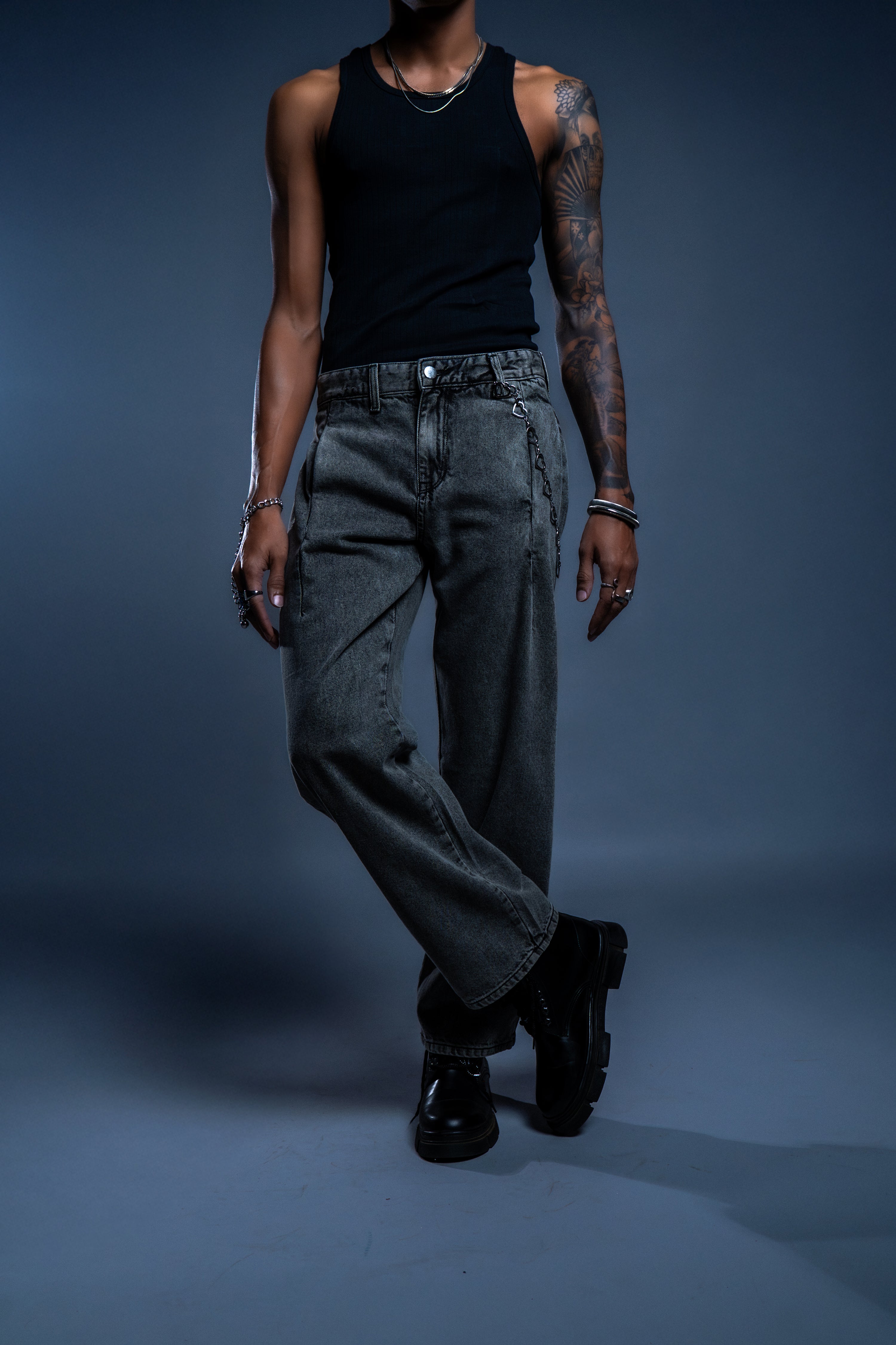 Street barrel denims in acid washed grey